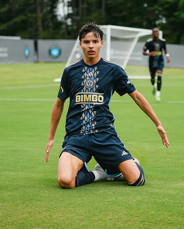 আঠারো বছরের এই তরুণের ধ্যানজ্ঞান ফুটবল