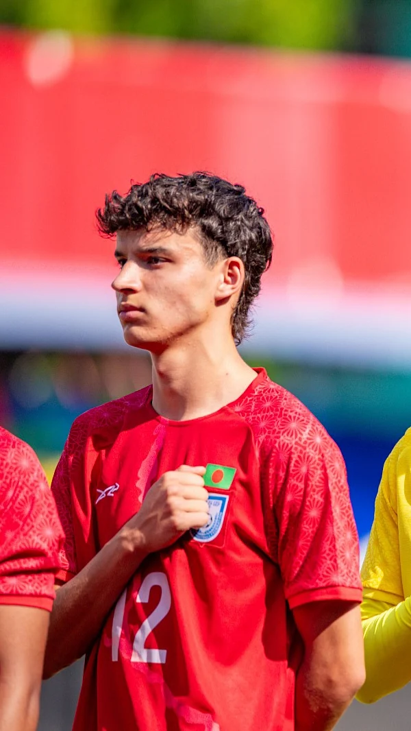 বাংলাদেশের লাল জার্সিতে ফুটবল ও দেশের জন্য প্যাশন ফুটে উঠেছে রোনানের চোখেমুখে