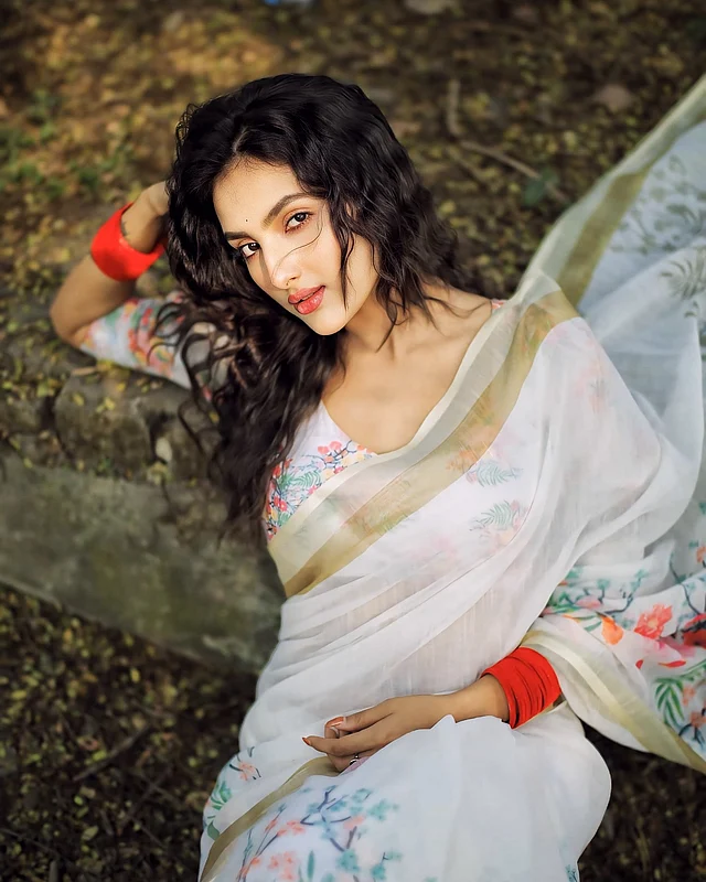 সাদা শাড়ি আর লাল চুড়ির দারুণ কম্বিনেশন 