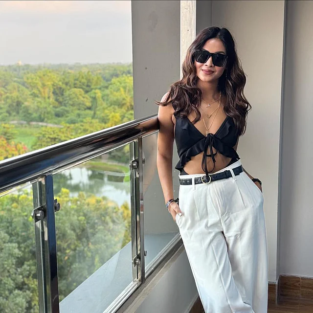 কালো ব্রালেট, সাদা ট্রাউজার্স, কালো শেডস আর বেল্টে দারুণ লাগছে তাঁকে