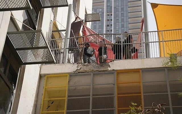 ইসরায়েলি সামরিক বাহিনীর সদর দপ্তরের কাছে ইরানি ক্ষেপণাস্ত্রের আঘাত