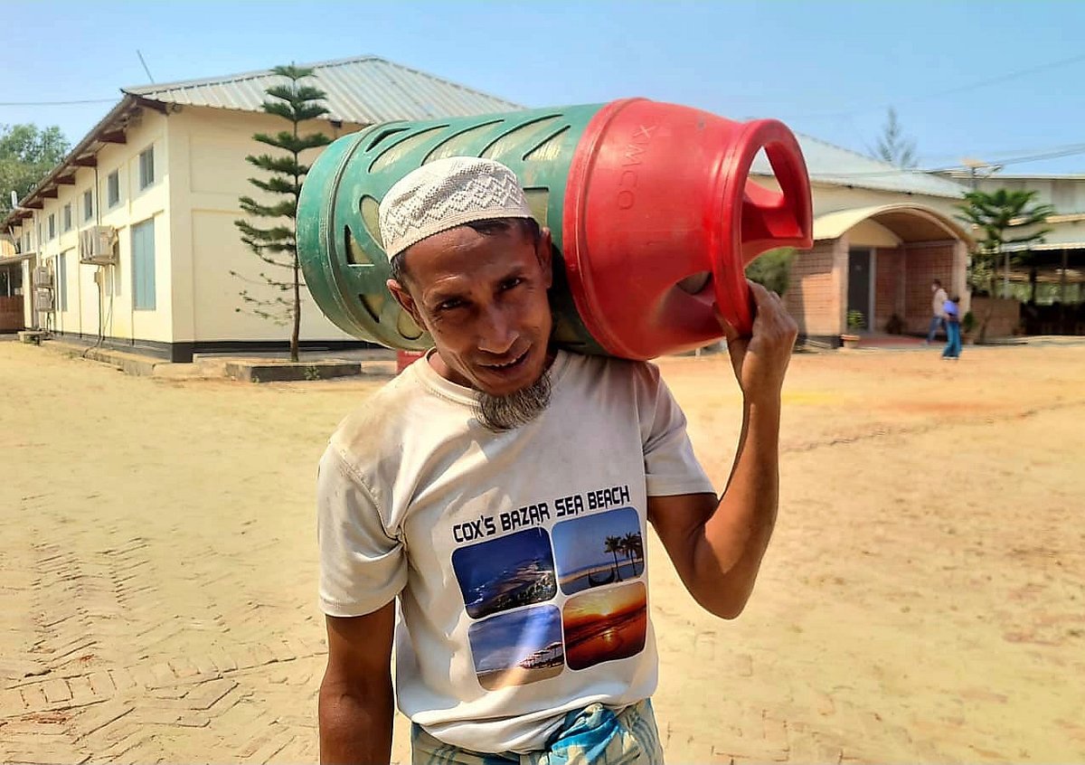 জ্বালানির খোঁজে আবার বনে যাচ্ছেন কক্সবাজারের রোহিঙ্গারা