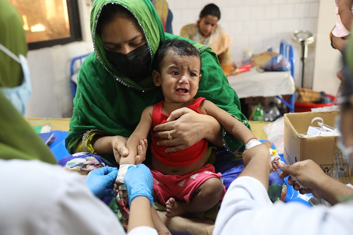 ঢাকার সংক্রামক ব্যাধি হাসপাতালে শিশুদের চিকিৎসা দিচ্ছেন স্বাস্থ্যকর্মীরা 