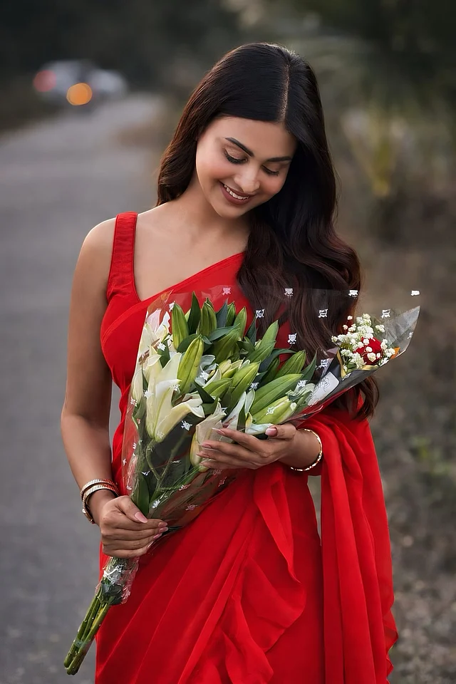 স্লিভলেস লাল শাড়ি আর ম্যাচিং ব্লাউজের সঙ্গে খোলা চুল আর ন্যাচারাল মেকওভার 