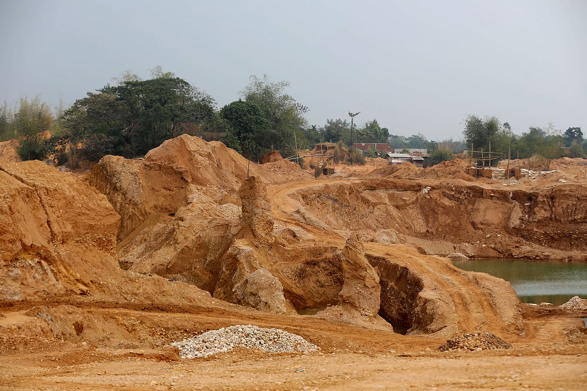 টিলার ভাঁজে ভাঁজে ছিল সবুজ গাছপালা, এখন অনেকটা ‘কঙ্কালসার’