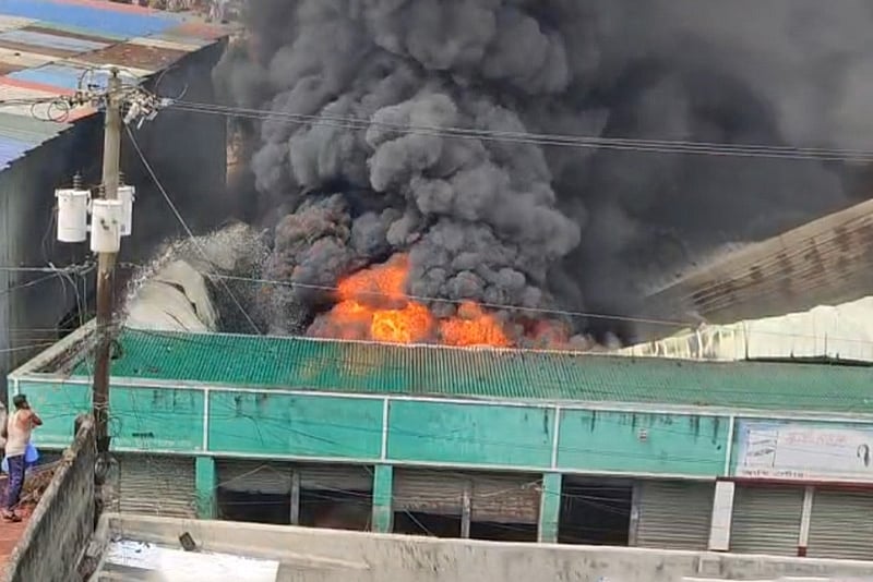 আগুনে পুড়ল কেরানীগঞ্জের গ্যাসলাইটারের কারখানা