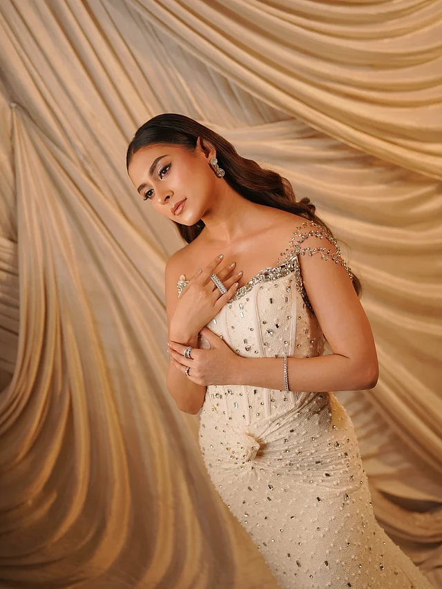 সফট গ্ল্যাম মেকওভার, ন্যুড লিপস আর সফট ওয়েভস মানিয়েছে খুব। 