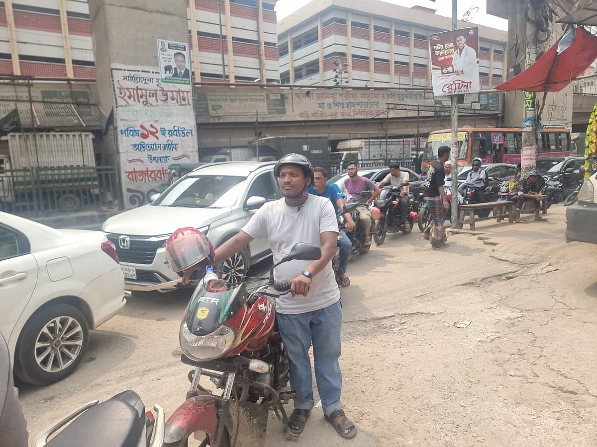 চৈত্রের দুপুরে ৩ ঘণ্টা লাইনে দাঁড়িয়ে পেলেন ২০০ টাকার তেল