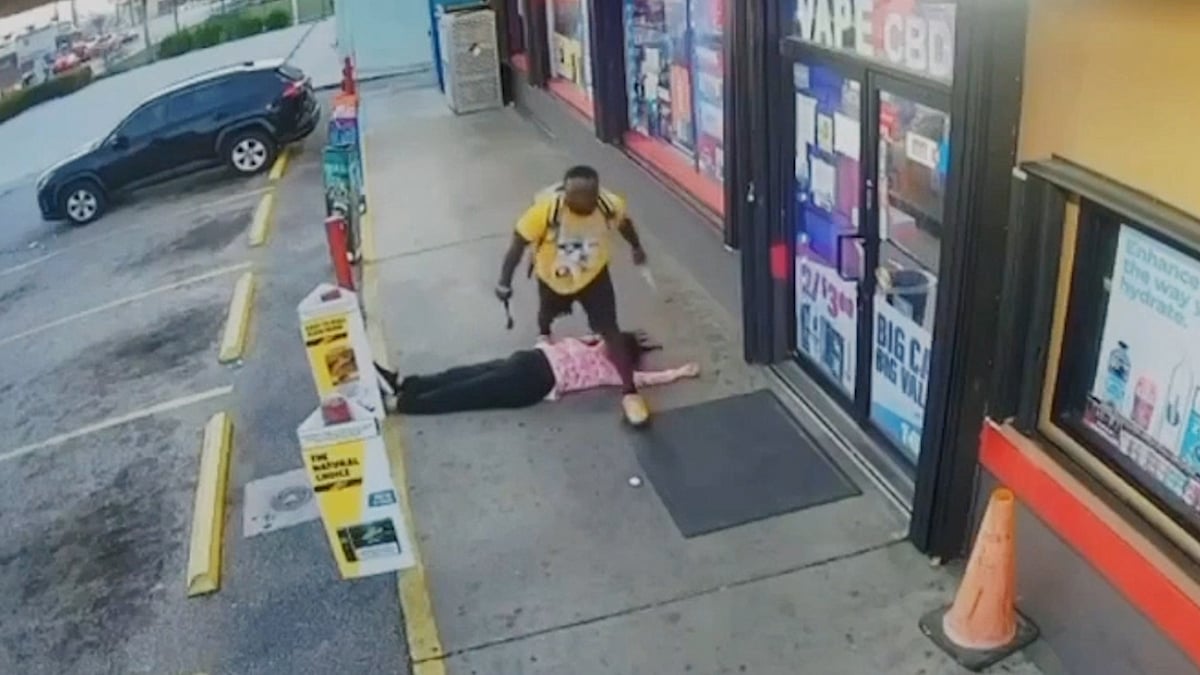 যুক্তরাষ্ট্রে প্রকাশ্যে হাতুড়ি দিয়ে হত্যা, ভয়ংকর দৃশ্য ধরা পড়ল সিসিটিভি ক্যামেরায়