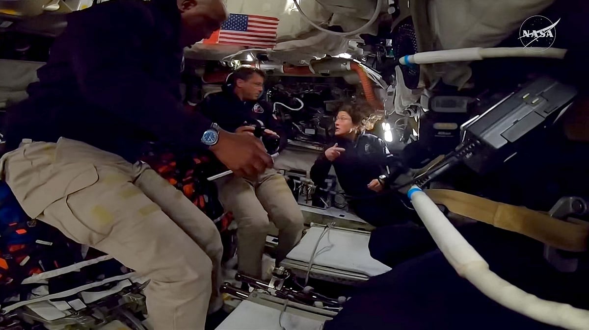 ‘ওরিয়ন’ ক্যাপসুলের ভেতরে কাজ করছেন নভোচারীরা। ছবি: এএফপি/নাসা