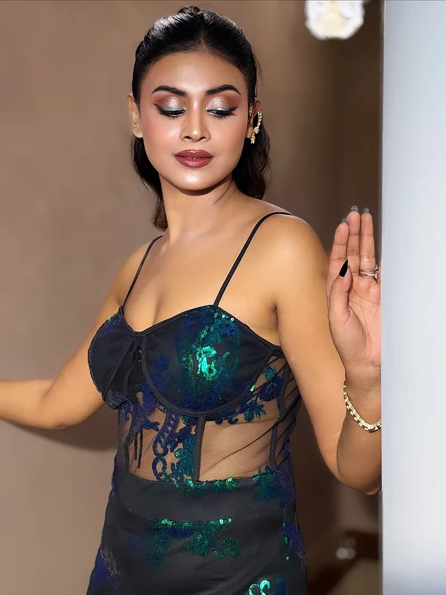 স্প্যাগেটি স্ট্র্যাপের ব্রালেট আর স্কার্টের সঙ্গে নেটের লেয়ার দেওয়া কস্টিউম পরেছেন তিনি গ্ল্যাম লুকে 