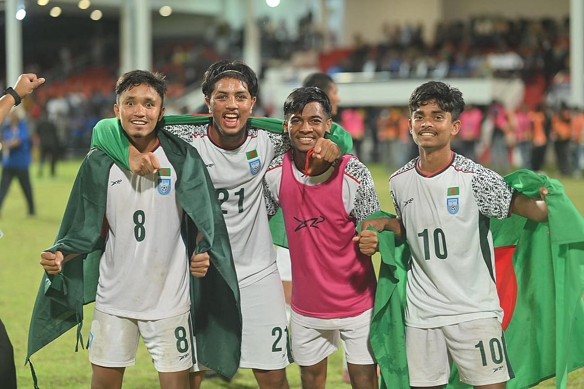 সাফ জয়ী দল, ছাদখোলা বাসে বরণ