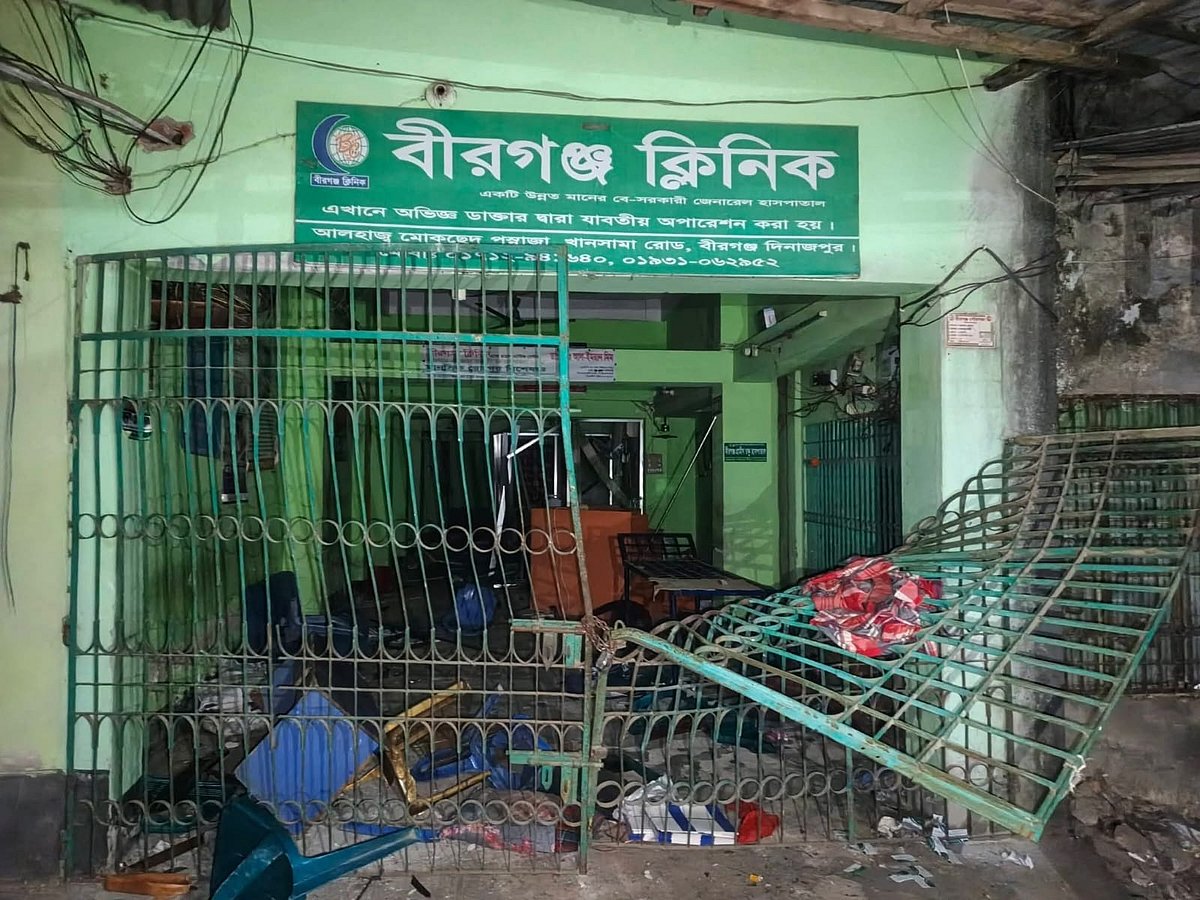 দিনাজপুরে অস্ত্রোপচারকালে প্রসূতির মৃত্যু, ক্লিনিক ভাঙচুর করলেন স্বজনেরা, সিলগালা করল প্রশাসন