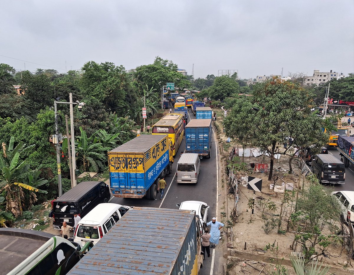 ঢাকা-চট্টগ্রাম মহাসড়কের দাউদকান্দি এলাকা যানজটে স্থবির, দুর্ভোগ