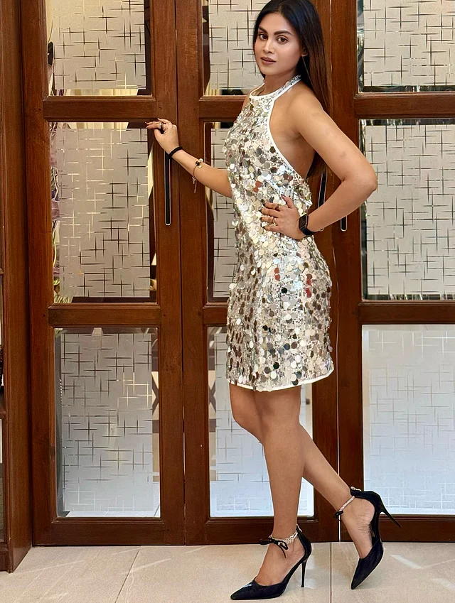 রূপালি সিকুইনের হলটার মিনিড্রেস আর কালো হিলসের লুকে আকর্ষণীয় মেঘলা