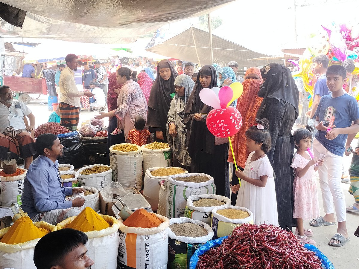 ভদ্রাবতী নদীর তীরে আজ বসেছে ‘বউমেলা’, গরম উপেক্ষা করে নারীদের ভিড়