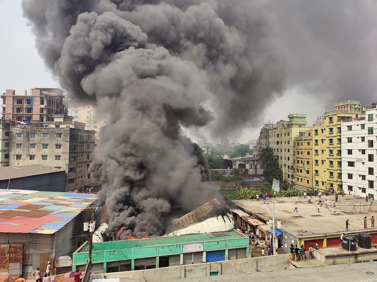 কদমতলীতে গ্যাসলাইট কারখানার আগুন নিয়ন্ত্রণে