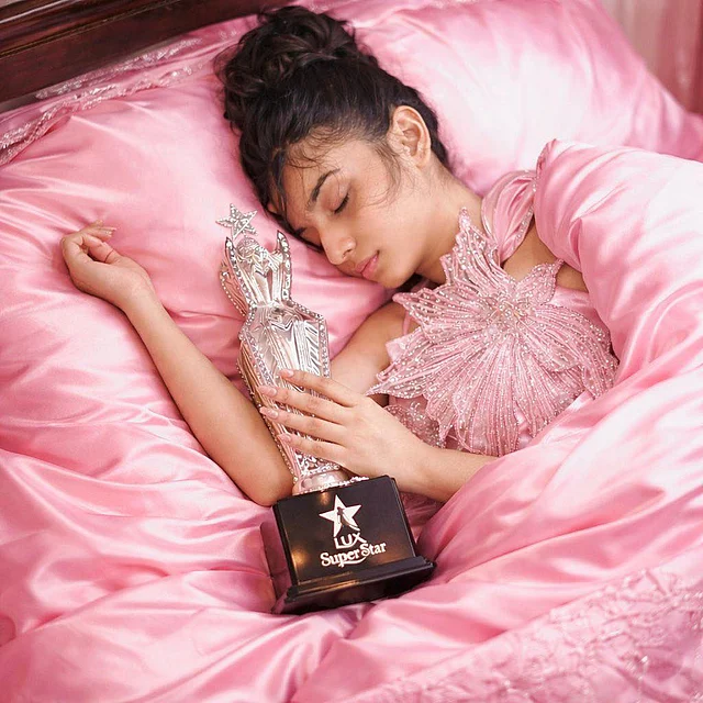 বিজয়ী হবার পর আইকনিক মেসি পোজে ছবি দিয়েছেন বর্ণিতা