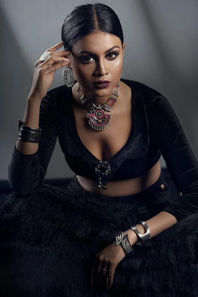 কালো ডিপনেক টপ, কালো স্কার্ট আর গথিক আমেজের মেকওভারের সঙ্গে অক্সিডাইজড মিনাকারী গয়না পরেছেন মেঘলা