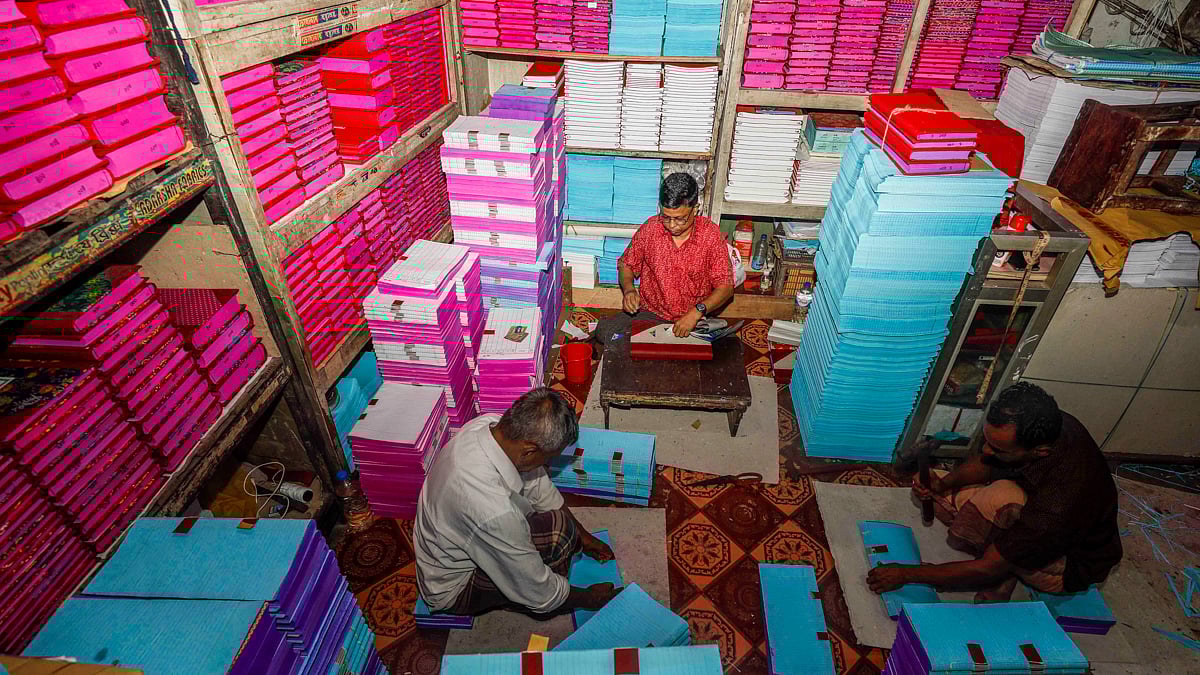 খাতা বাঁধাইয়ের দোকানে এখন হালখাতা বানাতে ব্যস্ত কর্মীরা