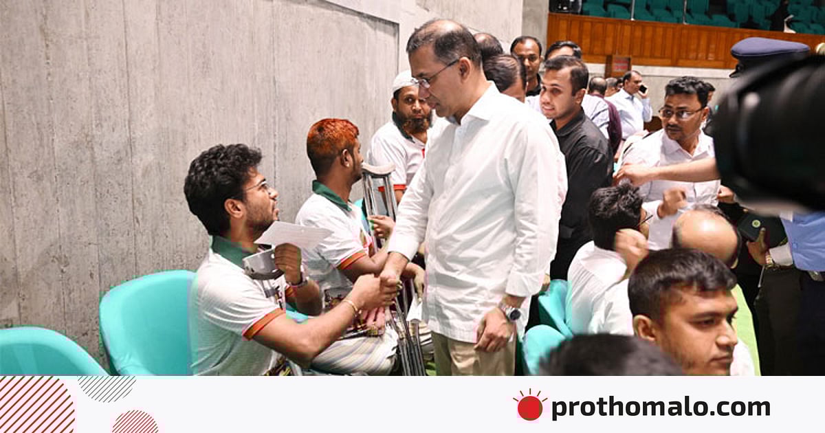 সংসদ অধিবেশনের ফাঁকে দর্শক গ্যালারিতে শহীদ পরিবার ও আহতদের সঙ্গে দেখা করলেন প্রধানমন্ত্রী সংসদ অধিবেশনের ফাঁকে দর্শক গ্যালারিতে শহীদ পরিবার ও আহতদের সঙ্গে দেখা করলেন প্রধানমন্ত্রী