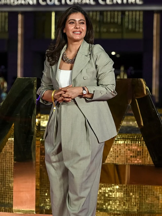 কাজল নজর কেড়েছেন ধূসর স্যুটে