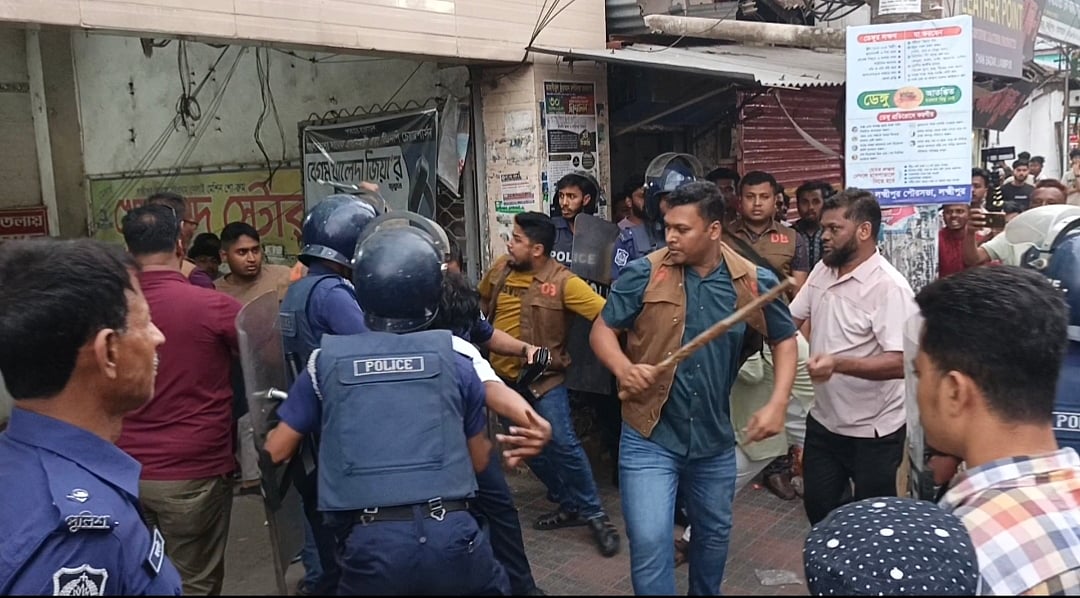 লক্ষ্মীপুরে ১৪৪ ধারার মধ্যে বৈষম্যবিরোধী ও পুলিশের সংঘর্ষ, ওসিসহ আহত ১০