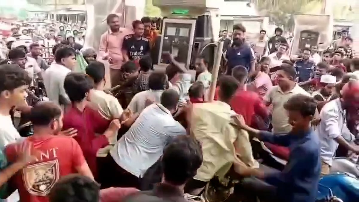 নেত্রকোনায় তেলের পাম্পে তুলকালাম, ভিড়ের মধ্যেই হাতাহাতি