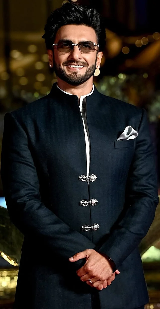 নজরকাড়া কালো শেওয়ানিতে রণোবীর সিং 