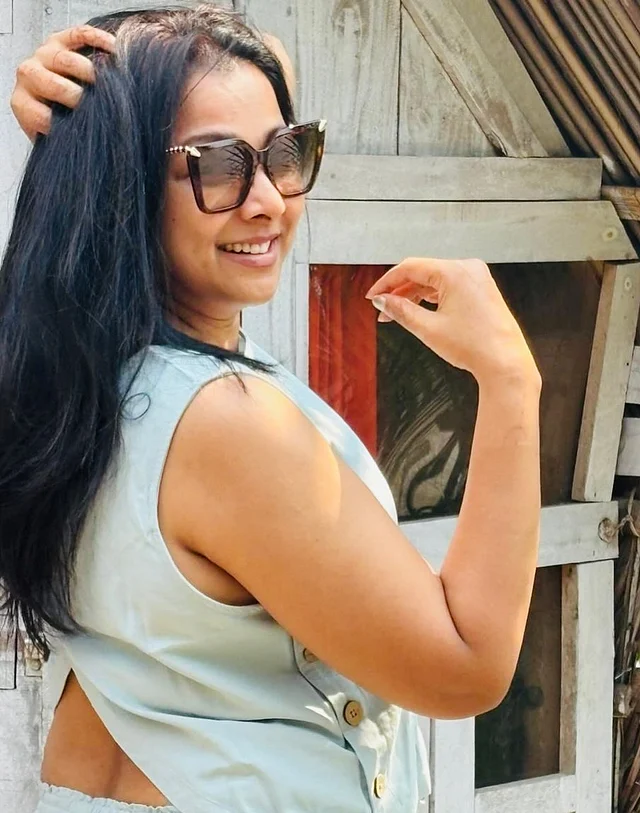 সুন্দরবনে ফ্যামিলি ট্রিপে রুনা খানকে দেখা যাচ্ছে  ব্যাক ওপেন ডিজাইনের ভেস্ট টপে। সঙ্গে আছে শেডস