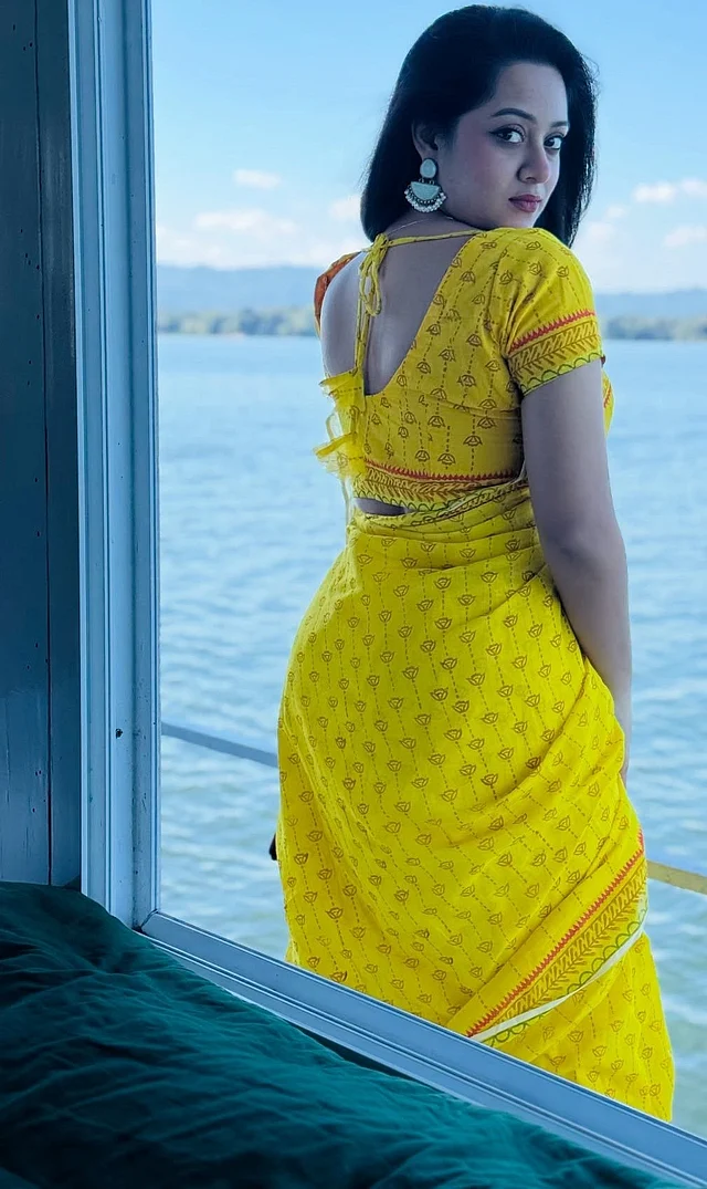 এখানে এই স্টারকিড পরেছেন উজ্জ্বল হলুদ শাড়ি ও ম্যাচিং ব্লাউজ 