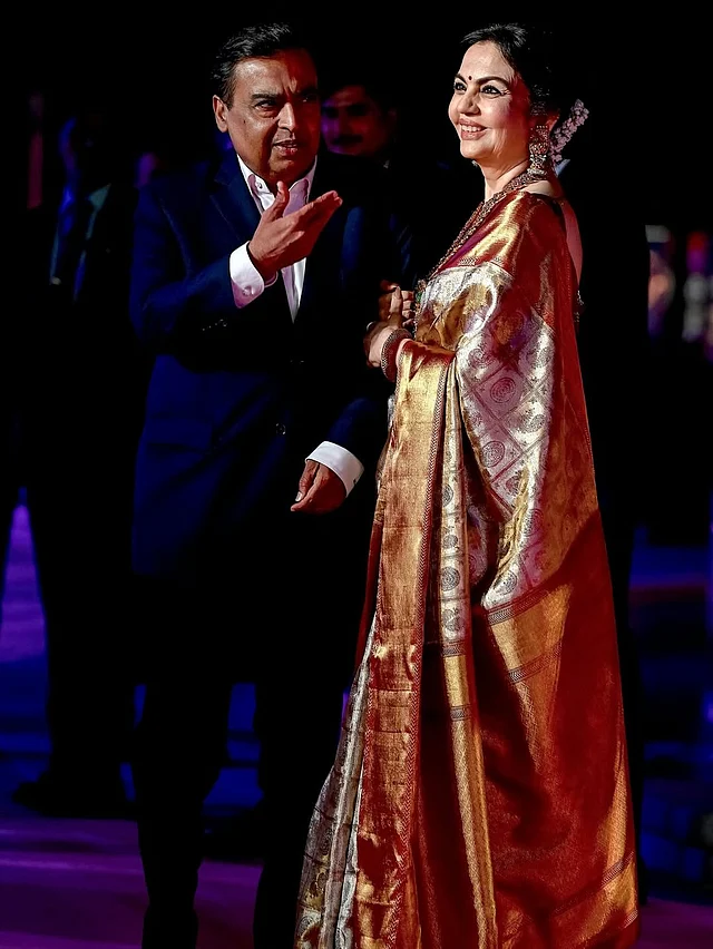 পাওয়ার কাপল মুকেশ আম্বানি-নীতা আম্বানি এদিন এসেছিলেন স্যুট আর  শাড়ির লুকে