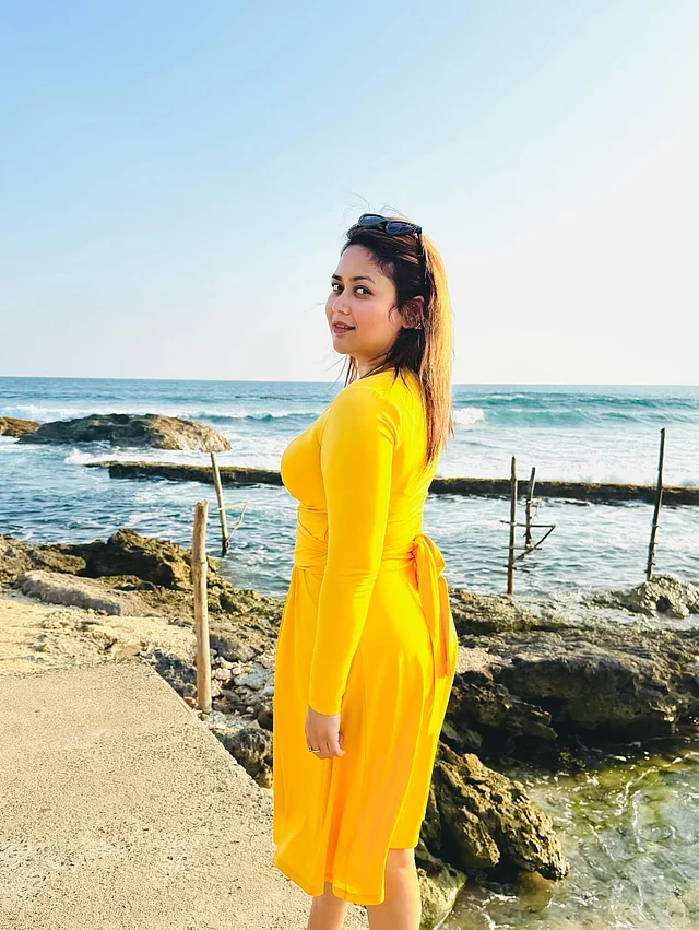 কাঁচা হলুদ রঙের হাঁটু দৈর্ঘ্যের ফুলস্লিভ ড্রেসে ভাবনা