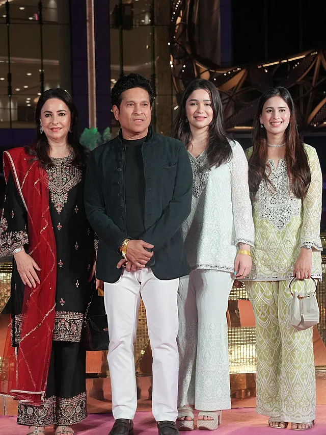 সপরিবার এসেছেন ক্রিকেট কিংবদন্তি শচীন টেন্ডুলকার। শচীন পরেছেন কালো ব্লেজার, সাদা টাউজার্স। স্ত্রী অঞ্জলি, মেয়ে সারা ও পুত্রবধূ সানিয়া এসেছেন এথনিক লুকে 