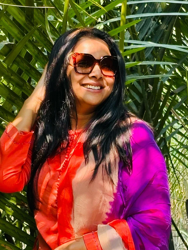 উজ্জ্বল বেগুনি ও লালের কম্বিনেশনে সুন্দর সালওতার কামিজ পরেছেন তিনি এখানে গোলপাতার সঙ্গে