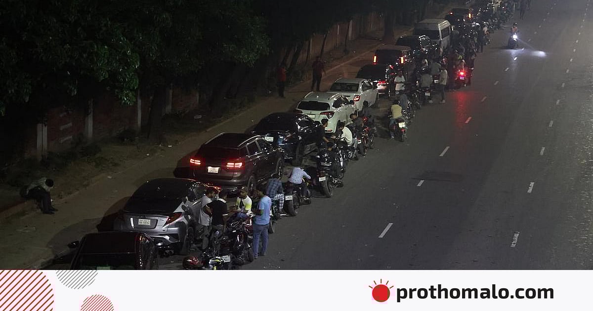 তেলের একটি পাম্পে মানুষের নির্ঘুম অপেক্ষা তেলের একটি পাম্পে মানুষের নির্ঘুম অপেক্ষা