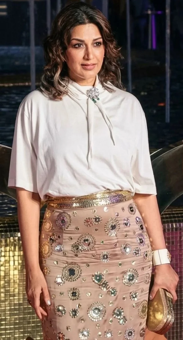 ঝলমলে সোনালি স্কার্টের সঙ্গে সাদা টপে সোনালি বেন্দ্রে