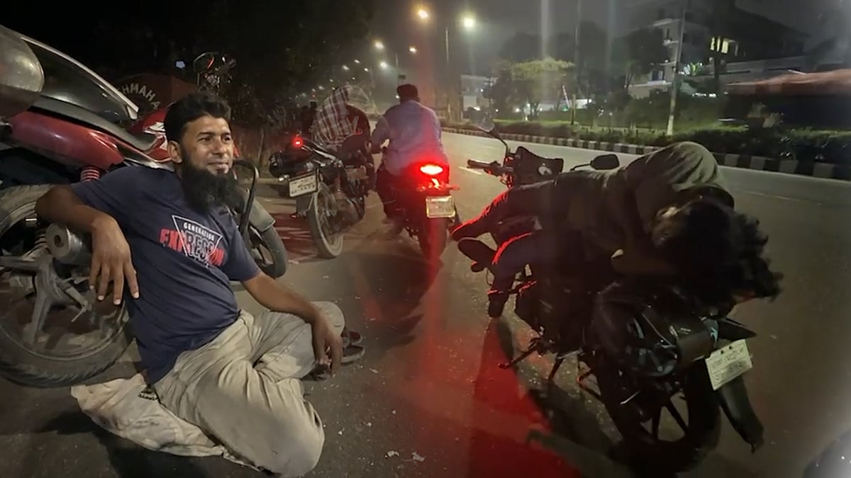 একটি রাত, একটি তেলের পাম্প, শত শত মানুষের নির্ঘুম অপেক্ষা