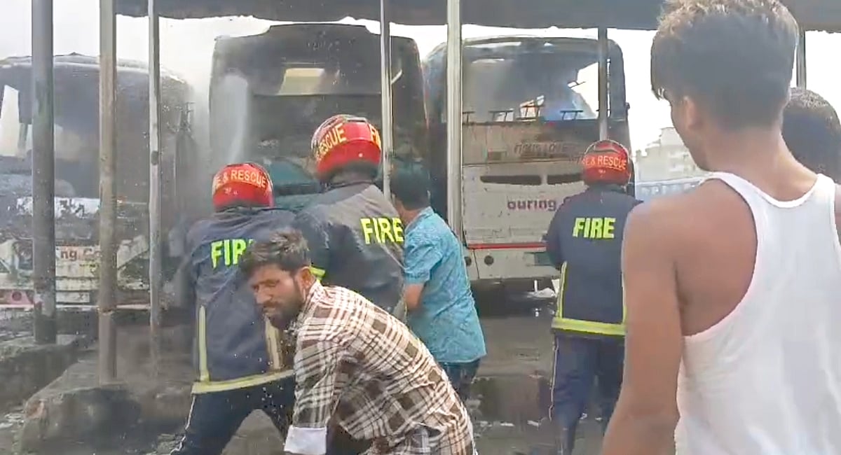 কুমিল্লায় বাস টার্মিনালে থাকা তিনটি বাস আগুনে পুড়ে ছাই