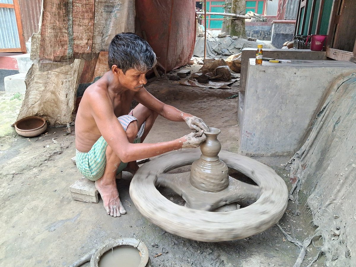 কুমারপাড়ায় চলছে মাটির সামগ্রী তৈরির কাজ 