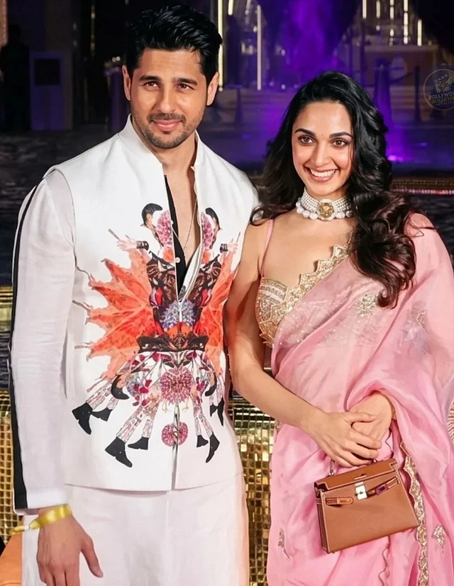 ব্যতিক্রমী ডিজাইনের সাদা স্যুট আর স্টেটমেন্ট ব্লাউজের সঙ্গে বেবি পিংক শাড়িতে সিদ্ধার্থ মালহোত্রা ও কিয়ারা আদভানি 