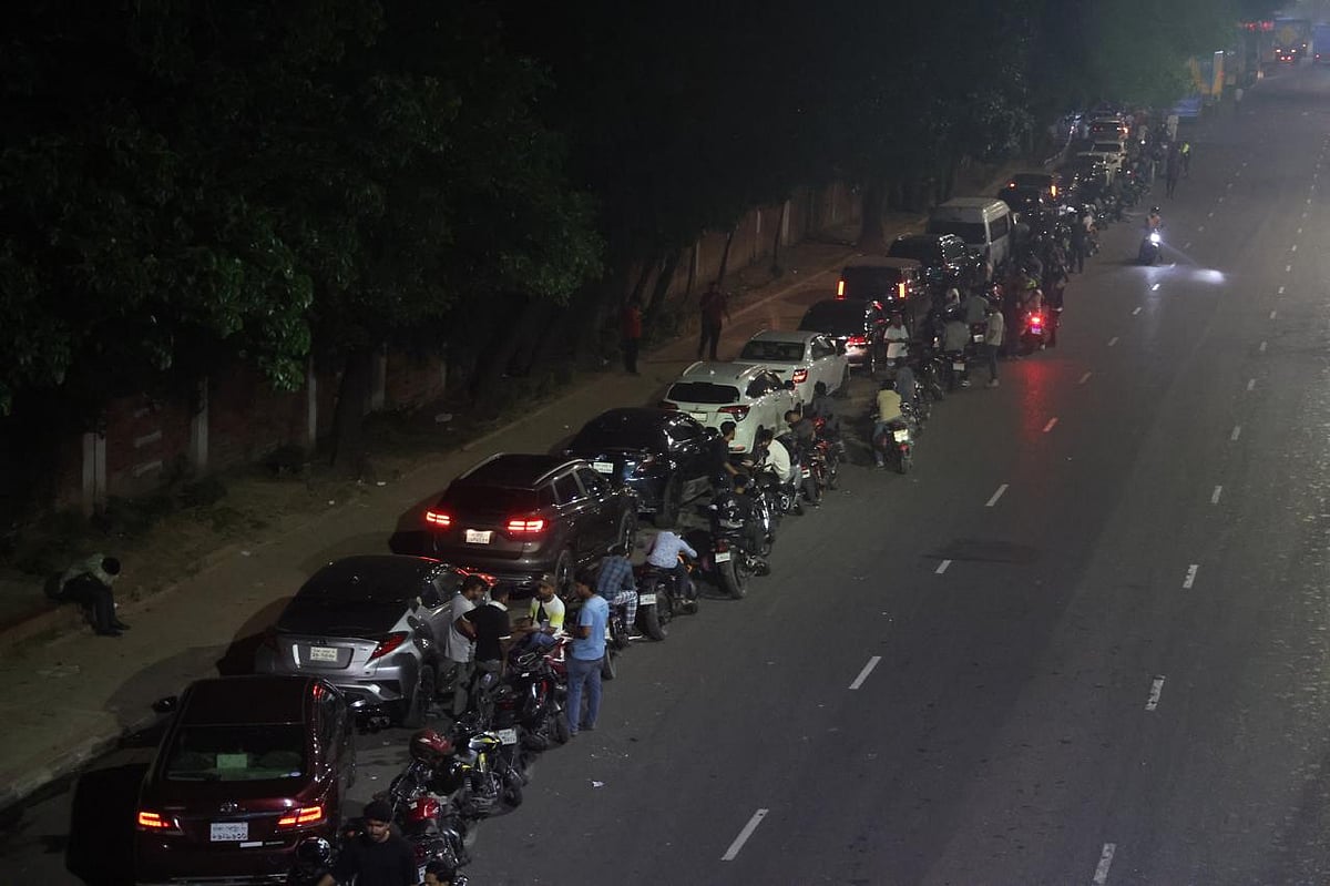 একটি রাত, একটি তেলের পাম্প, শত শত মানুষের নির্ঘুম অপেক্ষা