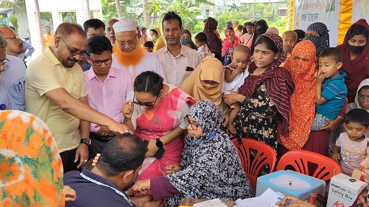 শিশুদের নিয়ে টিকাকেন্দ্রে অভিভাবকদের ভিড়, উদ্বোধন করতে এমপি এলেন ১ ঘণ্টা পর