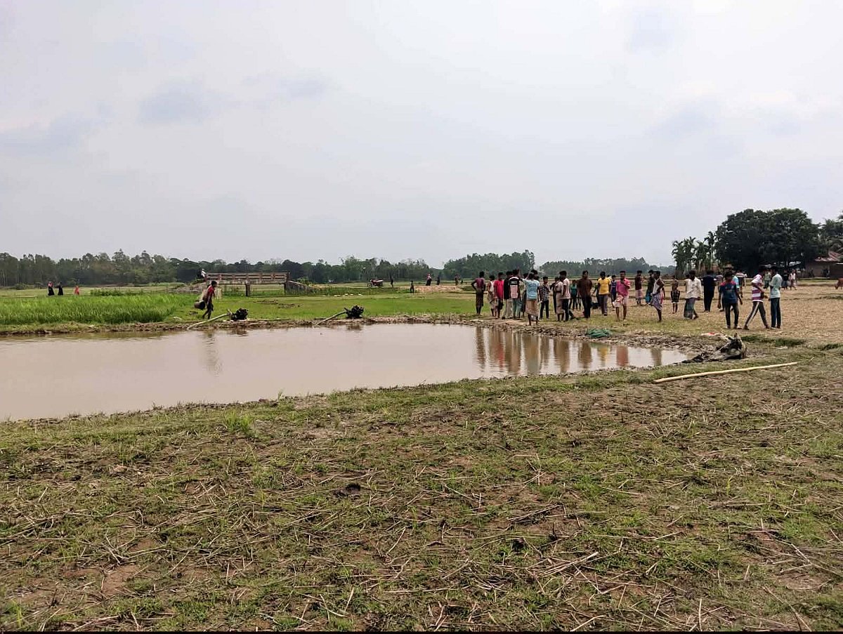 মাটি কাটায় ফসলি জমিতে বিশাল গর্ত, জমে থাকা পানিতে ডুবে দুই শিশুর মৃত্যু