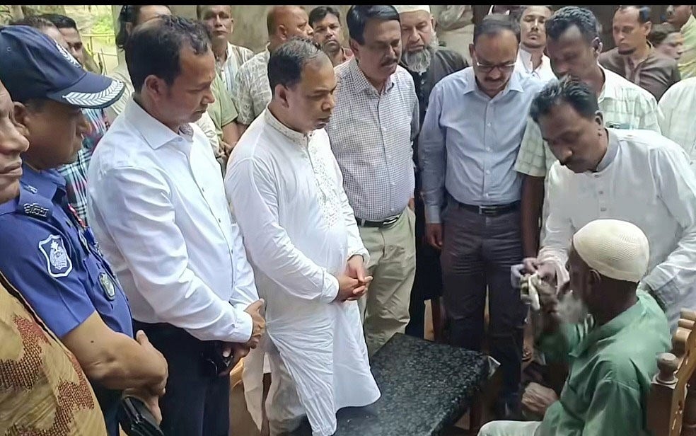 প্রধানমন্ত্রীর পক্ষ থেকে পরিবারগুলোর খোঁজ নিলেন তিন সংসদ সদস্য