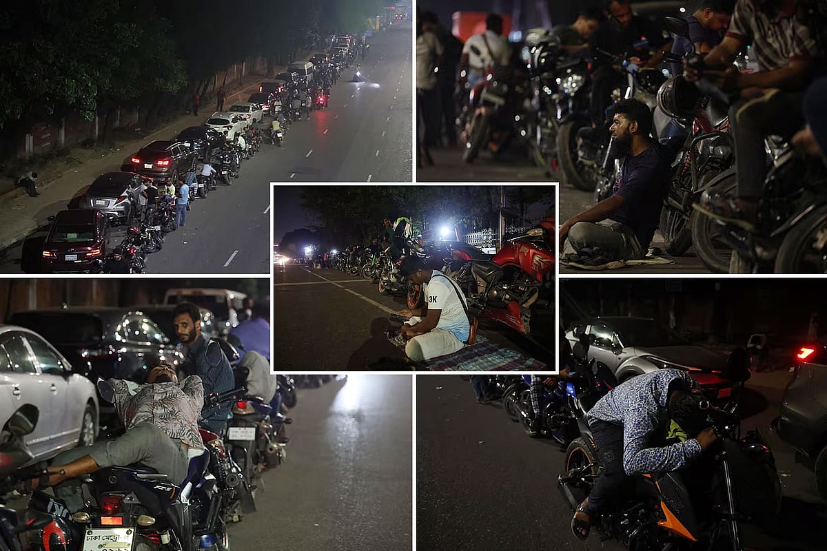 মাঝরাতে রাজধানীর বিজয় সরণি এলাকার ট্রাস্ট ফিলিং স্টেশনের সামনে জ্বালানি তেলের জন্য দীর্ঘ লাইন