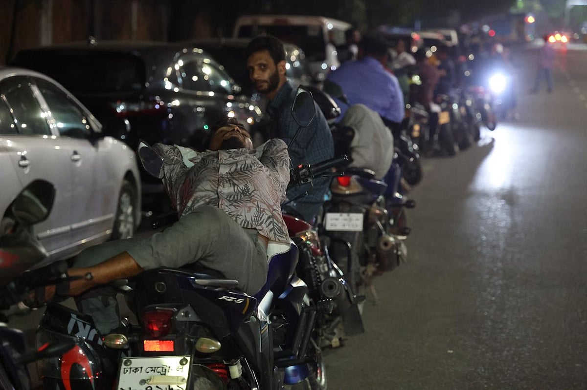 তেলের জন্য রাত জেগে অপেক্ষা