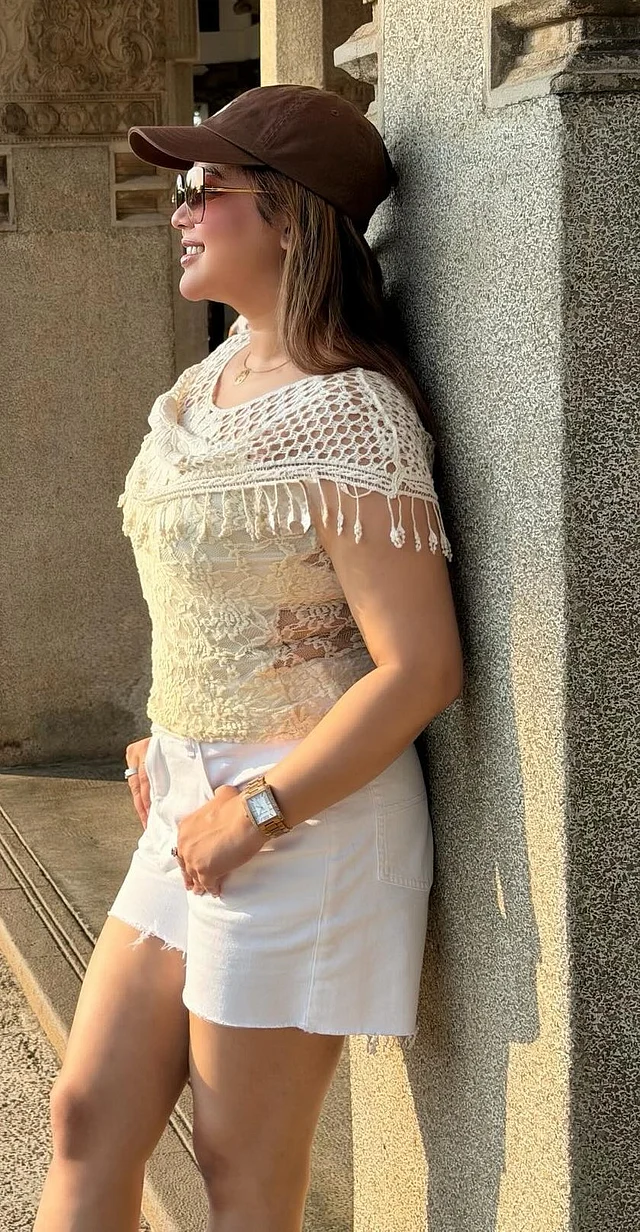 আরেকটি ভ্যাকেশন লুকে তিনি পরেছেন অফ হোয়াইট নিটেড টপ, সাদা মিনিস্কার্ট, ব্রাউন ক্যাপ ও সানগ্লাস