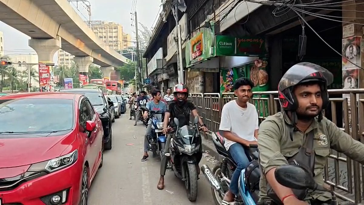 পাম্পের সামনে ঘণ্টার পর ঘণ্টা অপেক্ষা, রাজধানীতে তেলসংকটে নাকাল চালকেরা