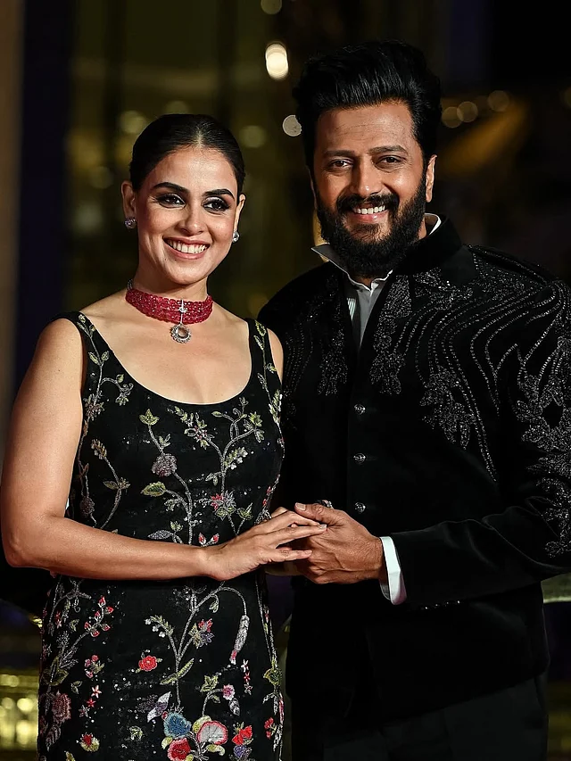 জেনেলিয়া দেশমুখ পরেছেন কারুকাজ করা কালো স্লিভলেস গাউন আর লাল চোকার। ঋতেশের পরনে কালো সিকুইনের কাজ করা শেরওয়ানি 